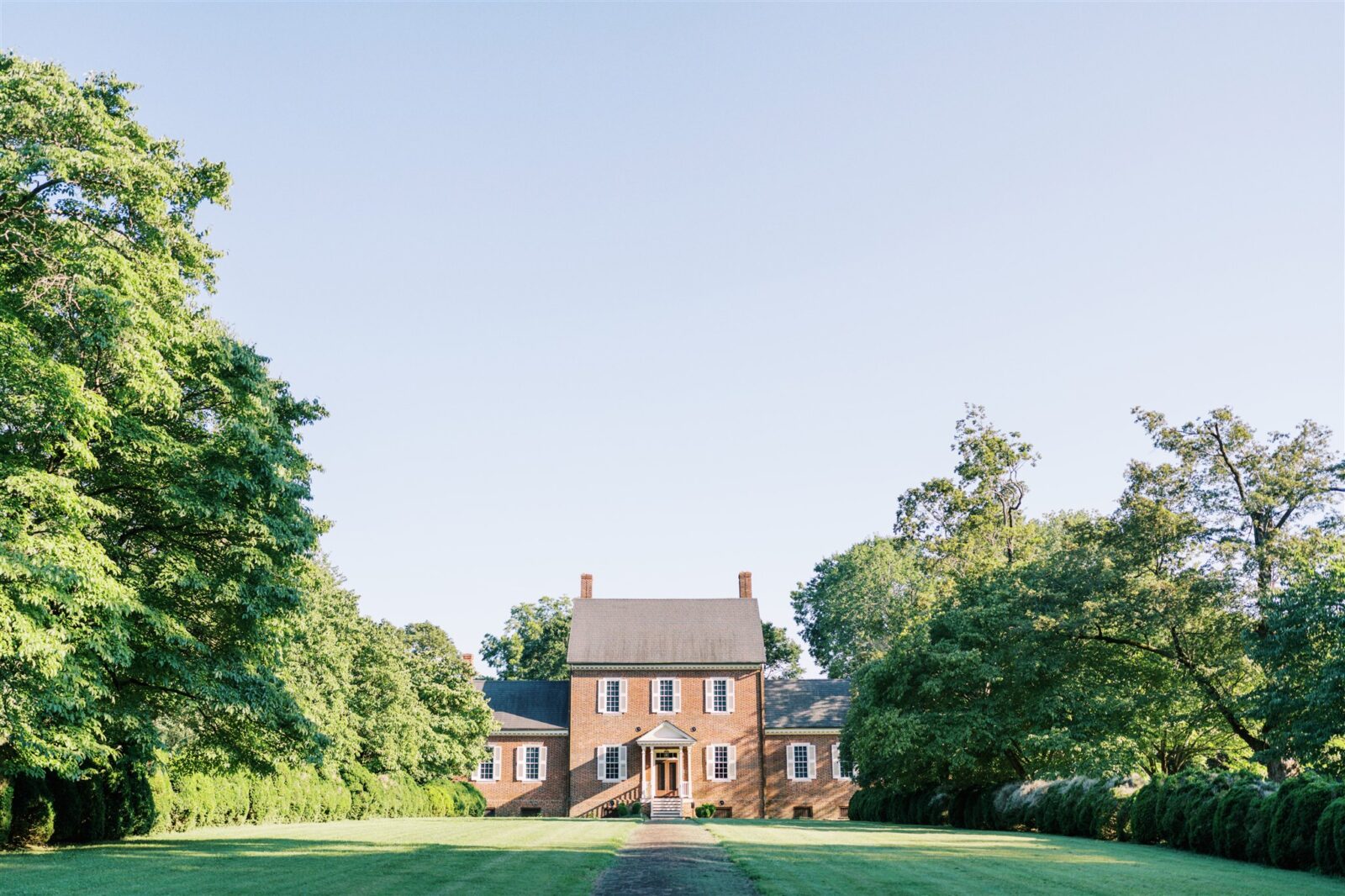 Scenic view of the Ayr Mount house and surrounding grounds in Hillsborough NC, captured during Katie and Sam’s anniversary photo session.