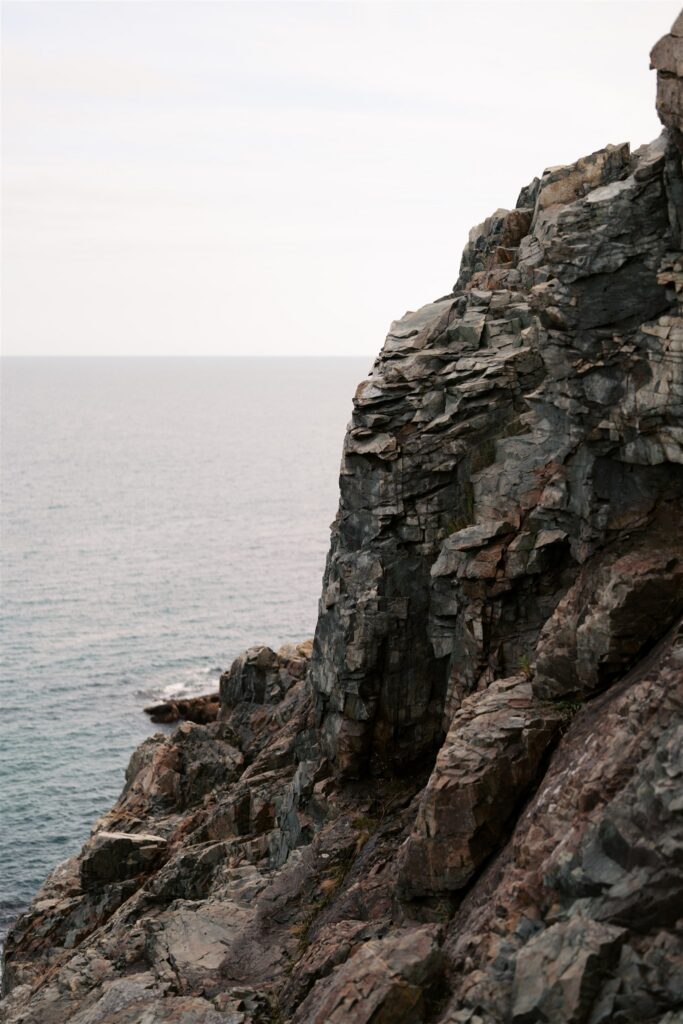 minimalistic cliff